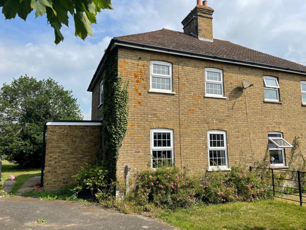Lot: 105 - THREE BEDROOM HOUSE FOR IMPROVEMENT -